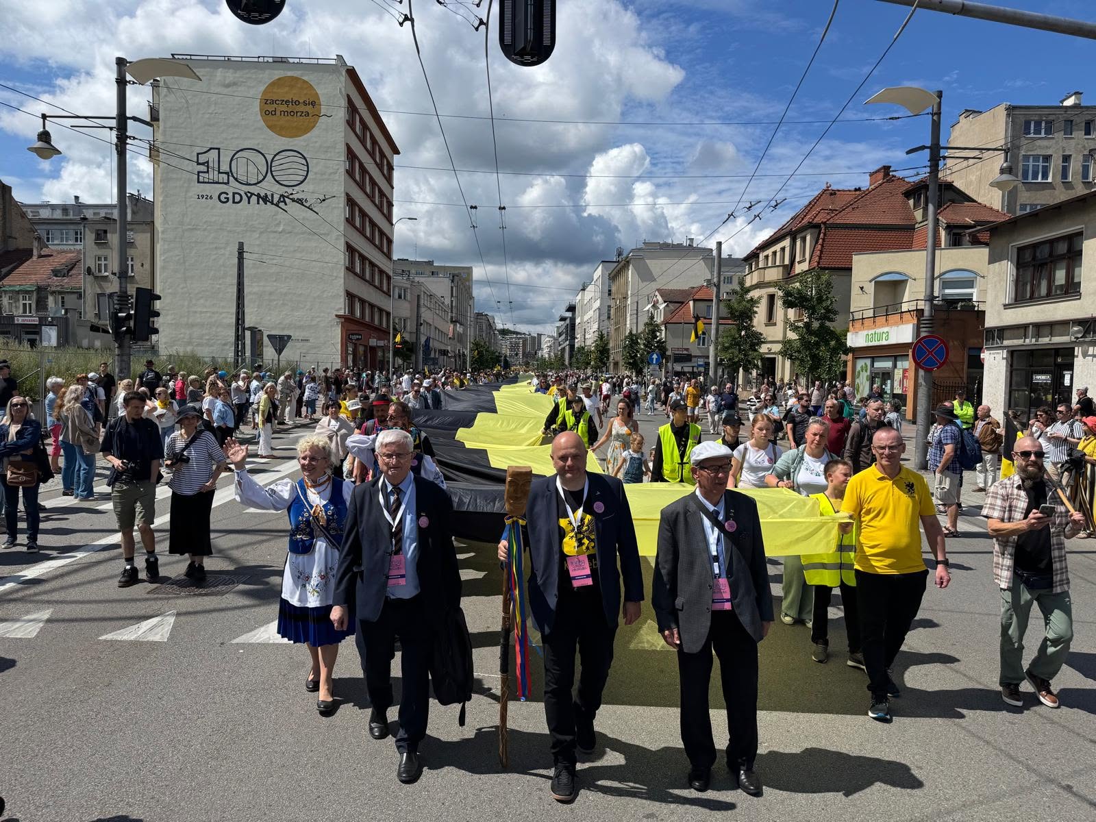 Pochód Światowego Zjazdu Kaszubów w Gdyni na ulicy 10 Lutego